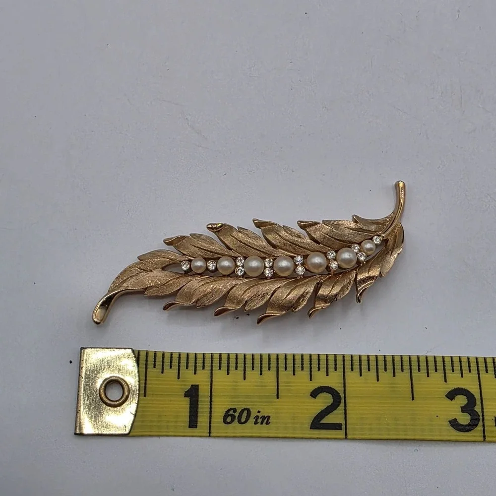 Crown Trifari Leaf Brooch Faux Pearls‎ Rhinestones Gold Tone Vintage Detailed